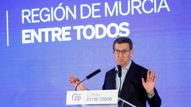 El PP es su único salvavidas, pero no lo van a admitir El presidente del Partido Popular (PP), Alberto Núñez Feijóo, interviene en el acto de presentación del alcaldable de Alcantarilla