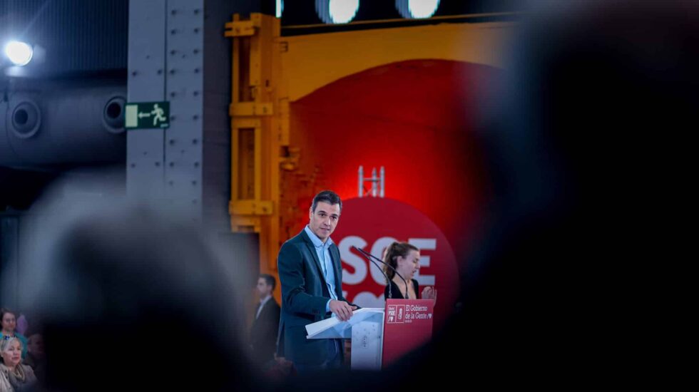 El secretario general del PSOE y presidente del Gobierno, Pedro Sánchez interviene en el acto de presentación de reyes Maroto como candidata a la alcaldía de Madrid, en La Nave, a 4 de febrero de 2023, en Madrid (España). Maroto fue anunciada como alcaldable madrileña el pasado noviembre y en el acto de hoy, que se enmarca dentro de la campaña socialista de cara a las próximas elecciones municipales y autonómicas.