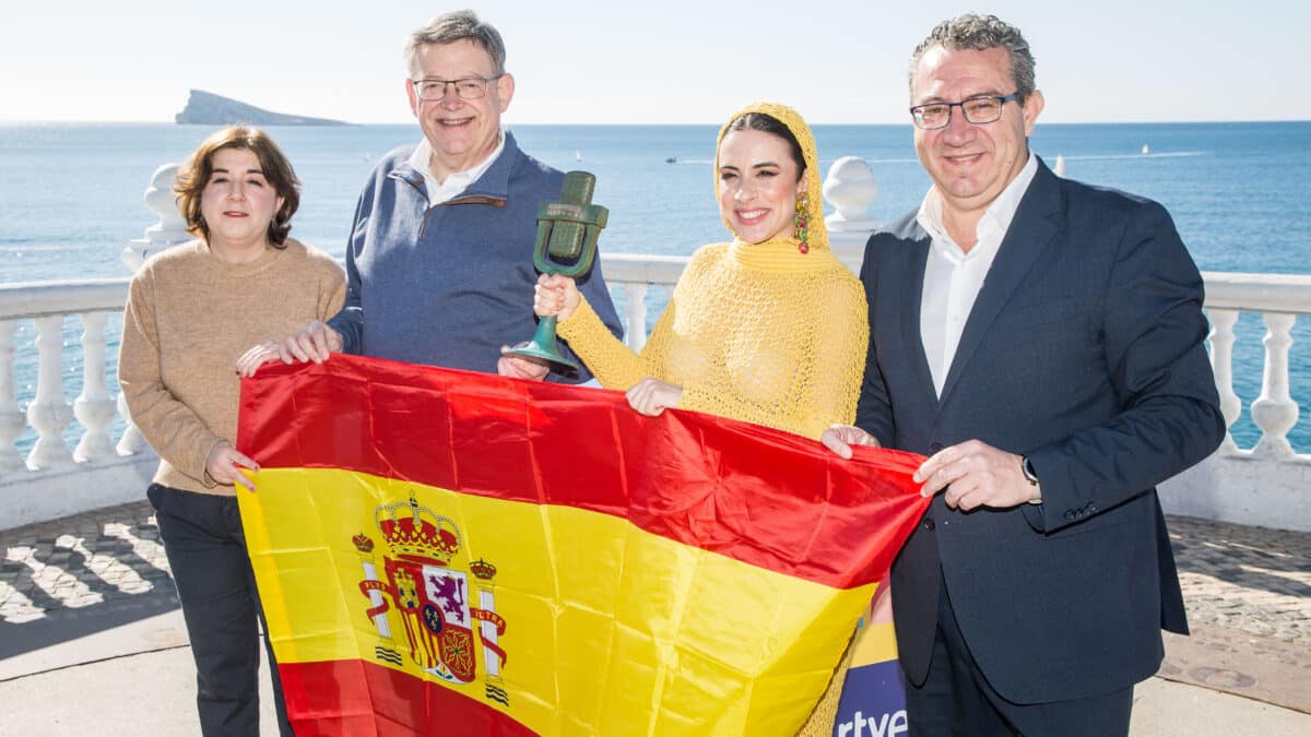 La vencedora del Benidorm Fest, Blanca Paloma (2d); posa junto al presidente de la Generalitat Valenciana, Ximo Puig