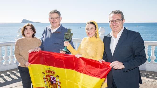 La vencedora del Benidorm Fest, Blanca Paloma (2d); posa junto al presidente de la Generalitat Valenciana, Ximo Puig