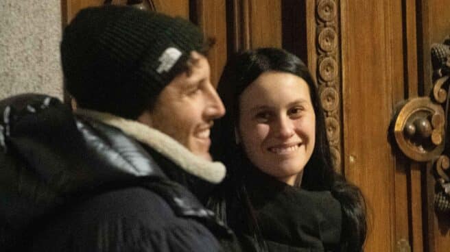 Sebastián Yatra, en actitud cómplice con la protagonista de su nuevo videoclip, ¡Milena Smit!