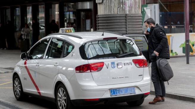 Un taxista recibe una brutal paliza en Sevilla por decirle a un cliente que el vehículo ya estaba ocupado Un hombre baja de un taxi en el exterior de la estación