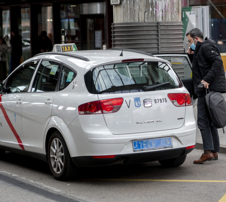 Un taxista recibe una brutal paliza en Sevilla por decirle a un cliente que el vehículo ya estaba ocupado