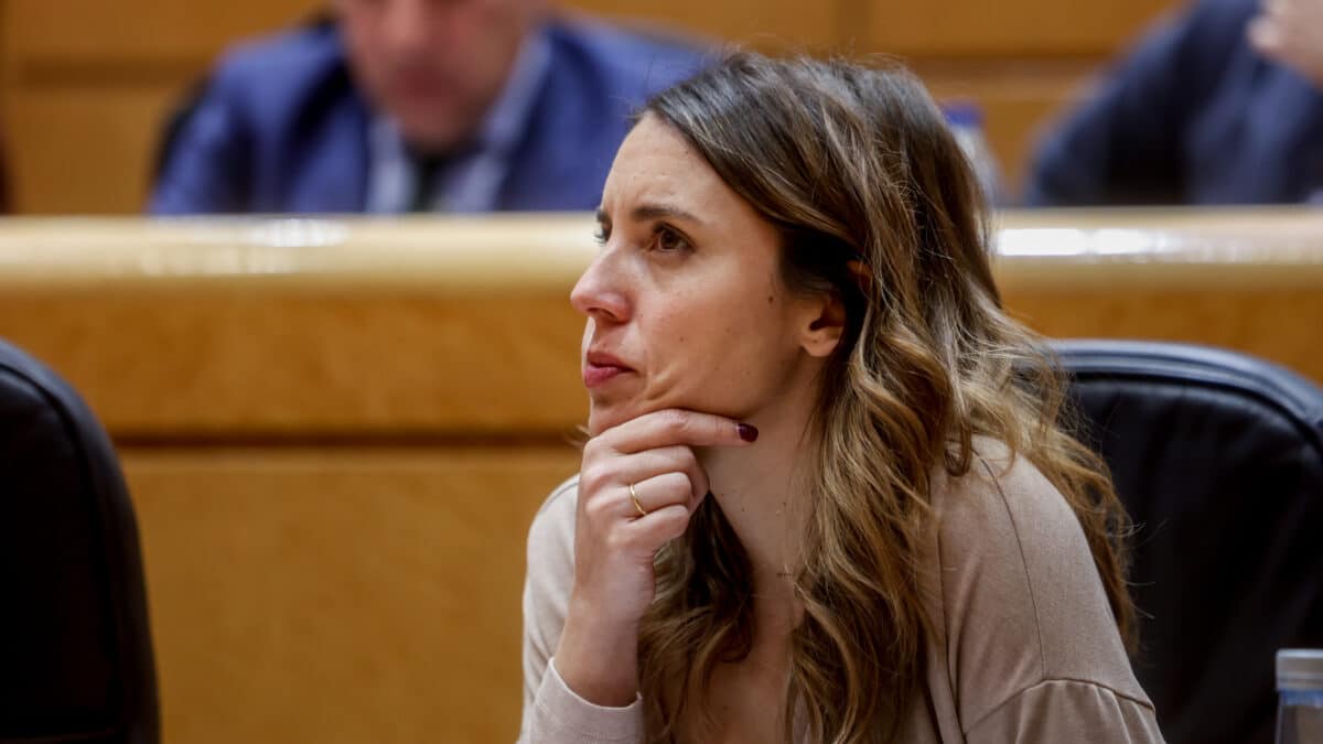 La ministra de Igualdad, Irene Montero, durante una sesión plenaria de control en el Senado, a 7 de febrero de 2023, en Madrid (España). Durante el pleno, se han tratado temas como la tasa de desempleo juvenil -de la que el Estado español tiene más alta, según un estudio de la Comisión Europea de enero de 2023-; la destitución del Jefe de la Comandancia de la Guardia Civil de Melilla o la infiltración de policías en los movimientos sociales y las relaciones sexuales como vía para acceder a información íntima de las personas investigadas.