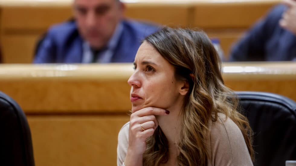 La ministra de Igualdad, Irene Montero, durante una sesión plenaria de control en el Senado, a 7 de febrero de 2023, en Madrid (España). Durante el pleno, se han tratado temas como la tasa de desempleo juvenil -de la que el Estado español tiene más alta, según un estudio de la Comisión Europea de enero de 2023-; la destitución del Jefe de la Comandancia de la Guardia Civil de Melilla o la infiltración de policías en los movimientos sociales y las relaciones sexuales como vía para acceder a información íntima de las personas investigadas.