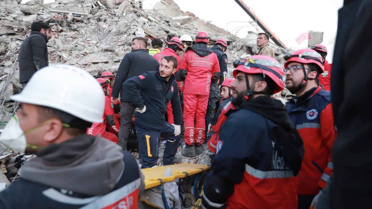 Los equipos de rescate trabajan en los escombros de un edificio en Turquía