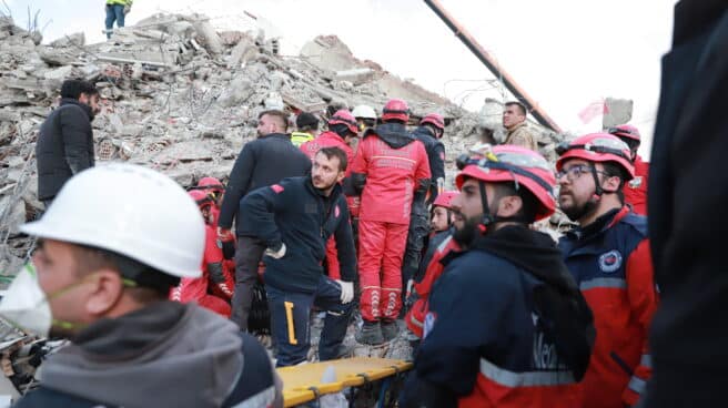 Los equipos de rescate trabajan en los escombros de un edificio en Turquía