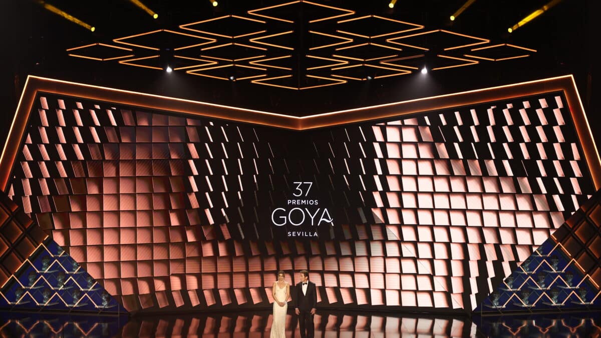 Los actores y presentadores de la gala de la 37 edición de los Premios Goya, Clara Lago y Antonio de la Torre, en el Palacio de Congresos y Exposiciones FIBES