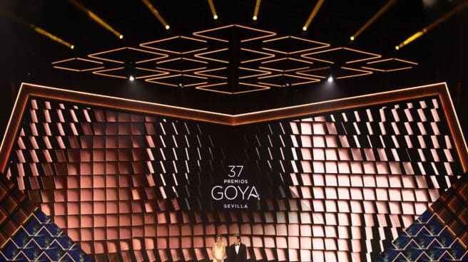 Los actores y presentadores de la gala de la 37 edición de los Premios Goya, Clara Lago y Antonio de la Torre, en el Palacio de Congresos y Exposiciones FIBES