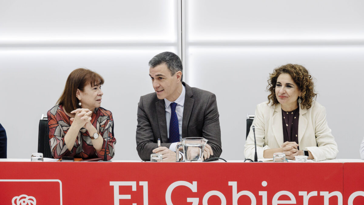 (I-D) La presidenta del PSOE, Cristina Narbona; el secretario general del PSOE y presidente del Gobierno, Pedro Sánchez, y la ministra de Hacienda y Función Pública, María Jesús Montero, durante la reunión de la Comisión Ejecutiva Federal en Ferraz, a 13 de febrero de 2023, en Madrid (España). La comisión es el órgano ejecutivo del PSOE. Aprueba los documentos políticos de la organización, realiza el seguimiento de la acción de gobierno y dirige y coordina la actividad cotidiana del partido. Su actual composición fue elegida por el 40º Congreso Federal en octubre de 2021. 13 FEBRERO 2023;MADRID;COMISION EJECUTIVA;PSOE;FERRAZ Carlos Luján / Europa Press 13/2/2023