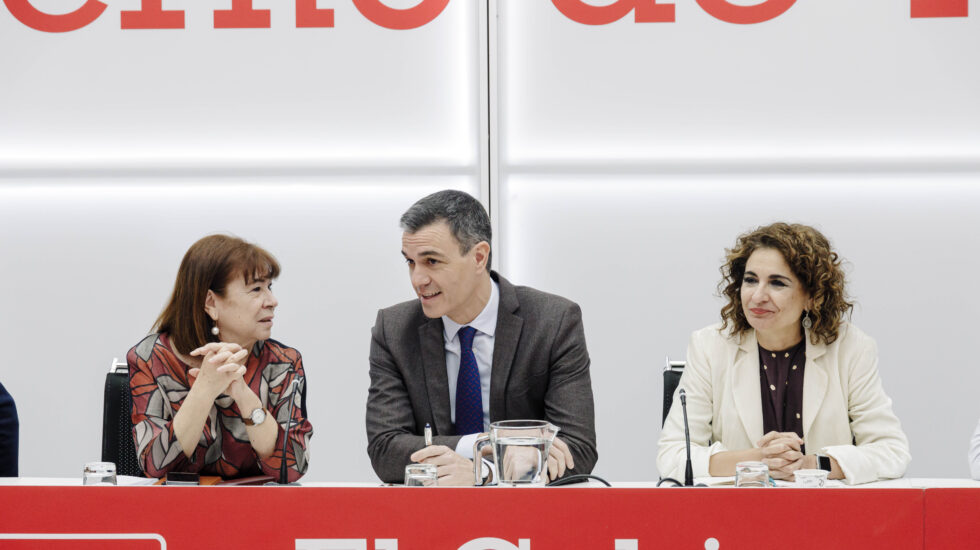 (I-D) La presidenta del PSOE, Cristina Narbona; el secretario general del PSOE y presidente del Gobierno, Pedro Sánchez, y la ministra de Hacienda y Función Pública, María Jesús Montero, durante la reunión de la Comisión Ejecutiva Federal en Ferraz, a 13 de febrero de 2023, en Madrid (España). La comisión es el órgano ejecutivo del PSOE. Aprueba los documentos políticos de la organización, realiza el seguimiento de la acción de gobierno y dirige y coordina la actividad cotidiana del partido. Su actual composición fue elegida por el 40º Congreso Federal en octubre de 2021. 13 FEBRERO 2023;MADRID;COMISION EJECUTIVA;PSOE;FERRAZ Carlos Luján / Europa Press 13/2/2023