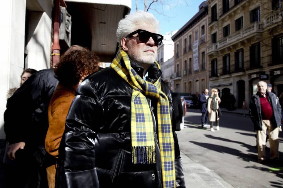 Pedro Almodóvar sale de la capilla ardiente del director Carlos Saura instalada en la Academia de Cine