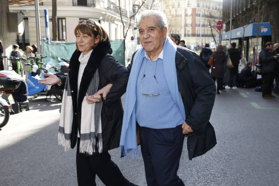 Chonchi Alonso y Andrés Pajares salen de la capilla ardiente de Carlos Saura instalada en la Academia de Cine, a 13 de febrero de 2023, en Madrid (España).