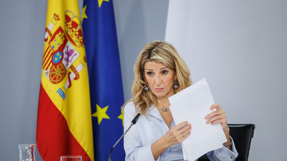 La vicepresidenta segunda y ministra de Trabajo y Economía Social, Yolanda Díaz, durante una rueda de prensa posterior al Consejo de Ministros, en el Palacio de la Moncloa, a 14 de febrero de 2023, en Madrid (España). El Consejo de Ministros ha aprobado hoy la subida del Salario Mínimo Interprofesional (SMI) a 1.080 euros en 14 pagas, acordado entre el Gobierno, CCOO y UGT, y tendrá efecto retroactivo desde el 1 de enero. El Ejecutivo cumple así con su compromiso de situar el SMI de 2023 en el 60% del salario medio español al final de la legislatura. Además, tampoco se descarta que el Gobierno y los agentes sociales revisen el SMI a mitad de año, para adecuarlo al nivel de los precios si fuera necesario. 14 FEBRERO 2023;SALARIO MINIMO;SALARIO;SMI;1080 EUROS;ECONOMIA Alejandro Martínez Vélez / Europa Press 14/2/2023