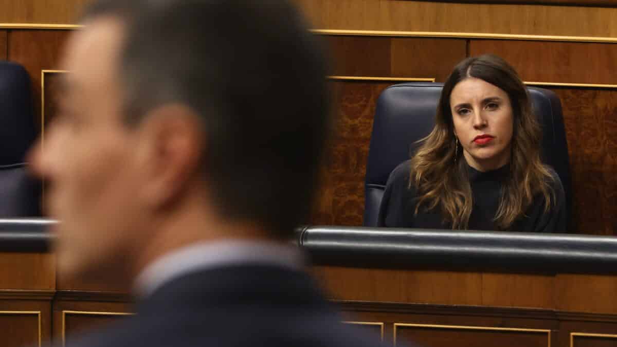 La ministra de Igualdad, Irene Montero, durante una sesión plenaria, en el Congreso de los Diputados, a 15 de febrero de 2023, en Madrid (España). Durante el pleno, el PP ha pedido explicaciones a la ministra de Justicia sobre la huelga indefinida de Letrados de la Administración de Justicia (LAJ) que comenzó el pasado 24 de enero y que, según datos de los convocantes, ha supuesto la suspensión de unas 125.000 vistas y el bloqueo de 432 millones de euros en cuentas judiciales. 15 FEBRERO 2023;CONGRESO;HUELGA: LETRADOS;JUSTICIA;ABOGADOS Eduardo Parra / Europa Press 15/2/2023