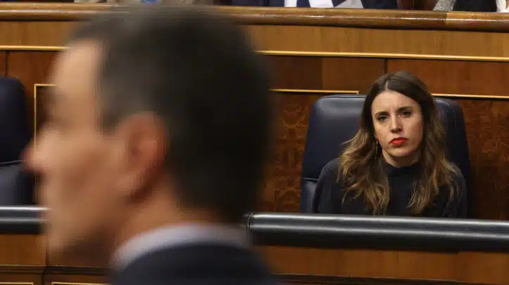 La ministra de Igualdad, Irene Montero, durante una sesión plenaria, en el Congreso de los Diputados, a 15 de febrero de 2023, en Madrid (España). Durante el pleno, el PP ha pedido explicaciones a la ministra de Justicia sobre la huelga indefinida de Letrados de la Administración de Justicia (LAJ) que comenzó el pasado 24 de enero y que, según datos de los convocantes, ha supuesto la suspensión de unas 125.000 vistas y el bloqueo de 432 millones de euros en cuentas judiciales. 15 FEBRERO 2023;CONGRESO;HUELGA: LETRADOS;JUSTICIA;ABOGADOS Eduardo Parra / Europa Press 15/2/2023