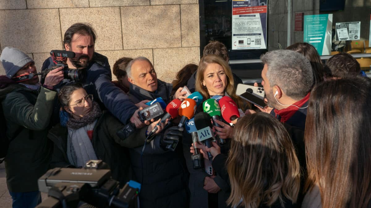 La abogada Sylvia Córdoba atiende a los medios en la Audiencia Provincial de Cáceres.
