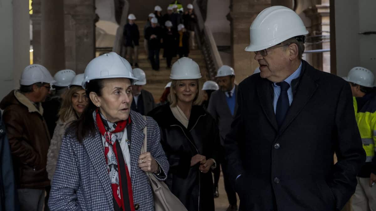 El president de la Generalitat Valenciana, Ximo Puig, y la consellera de Justicia, Interior y Administración Pública, Gabriela Bravo (C), visitan las obras del Tribunal Superior de Justicia de la Comunitat Valenciana (TSJCV), en el Palacio de Justicia, a 16 de febrero de 2023, en Valencia, Comunidad Valenciana (España). La obra cuenta con un presupuesto de 25,5 millones de euros y su plazo de ejecución es de 32 meses, hasta junio de 2025. Las obras recuperan el volumen original del Palacio y se eliminarán elementos añadidos desde hace años que no tienen valor histórico ni arquitectónico. 16 FEBRERO 2023;GOBIERNO DE VALENCIA;OBRAS;JUSTICIA;OBRA;OBRERO;OBREROS;CASCO;ROPA DE TRABAJO;CHALECO REFLECTANTE;VALLA; Rober Solsona / Europa Press 16/2/2023