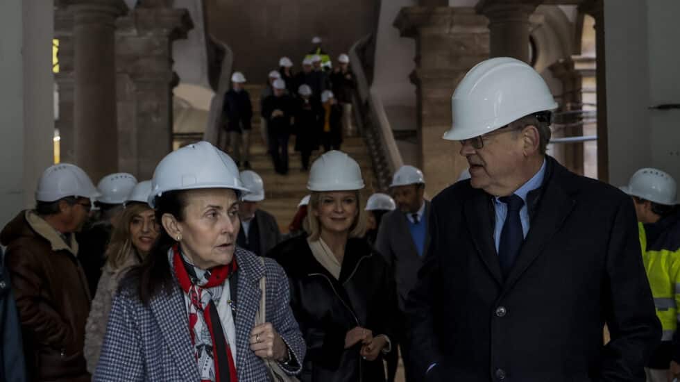 El president de la Generalitat Valenciana, Ximo Puig, y la consellera de Justicia, Interior y Administración Pública, Gabriela Bravo (C), visitan las obras del Tribunal Superior de Justicia de la Comunitat Valenciana (TSJCV), en el Palacio de Justicia, a 16 de febrero de 2023, en Valencia, Comunidad Valenciana (España). La obra cuenta con un presupuesto de 25,5 millones de euros y su plazo de ejecución es de 32 meses, hasta junio de 2025. Las obras recuperan el volumen original del Palacio y se eliminarán elementos añadidos desde hace años que no tienen valor histórico ni arquitectónico. 16 FEBRERO 2023;GOBIERNO DE VALENCIA;OBRAS;JUSTICIA;OBRA;OBRERO;OBREROS;CASCO;ROPA DE TRABAJO;CHALECO REFLECTANTE;VALLA; Rober Solsona / Europa Press 16/2/2023