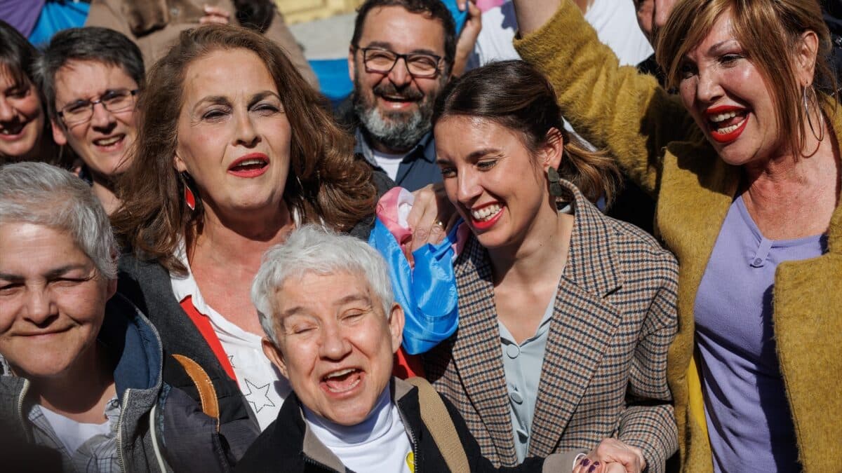 (I-D) La presidenta de la Federación Estatal de Lesbianas, Gais, Trans y Bisexuales (FELGTBI+), Uge Sangil; la activista y diputada del PSOE Carla Antonelli; la directora general de Diversidad Sexual y Derechos LGTBI del Ministerio de Igualdad, Boti García; la ministra de Igualdad, Irene Montero y la presidenta de la Federación de la Plataforma Trans, Mar Cambrollé, celebran la aprobación de la Ley Trans, en las escalinatas del Congreso de os Diputados, a 16 de febrero de 2023, en Madrid (España). La Ley Trans y la del aborto, culminan su tramitación parlamentaria, con su aprobación definitiva por parte del Gobierno. Los socios del Ejecutivo, PSOE y Podemos, votarán ambas normativas, mientras siguen enfrentados por la reforma de la Ley del 'sólo sí es sí'. Aunque en un principio se pretendía aprobar definitivamente esta ley en el Senado, unas correcciones técnicas han obligado a la Ley Trans ha regresar este jueves al Congreso. Por otro lado, el Congreso también ha aprobado la ley orgánica por la que se modifica la Ley de salud sexual y reproductiva y de la interrupción voluntaria del embarazo, que llega al Congreso después de que el Pleno del Senado diera luz verde al texto la semana pasada. 16 FEBRERO 2023;ABORTO;LEY TRANS;CONGRESO;TRAMITACIÓN;POLITICOS Alejandro Martínez Vélez / Europa Press 16/2/2023