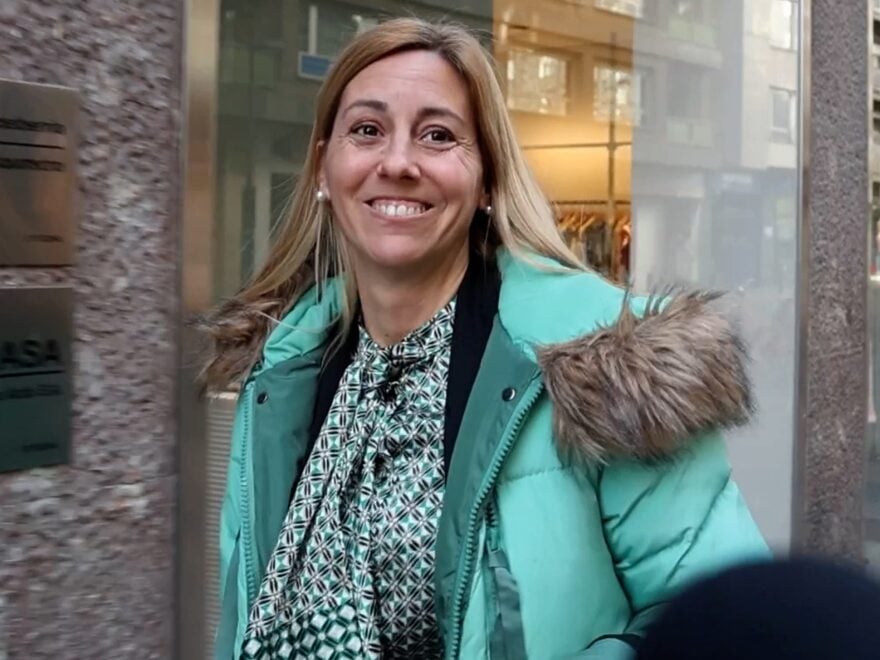 Ainhoa Armentia, sonriente y sin nada que decir tras su polémica estancia en la casa de la Familia Real en Baqueira