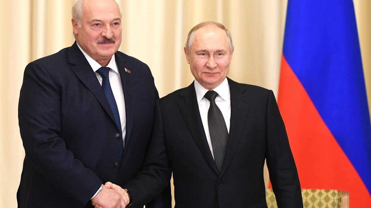 El presidente ruso, Vladimir Putin (R), recibe al presidente de Bielorrusia, Alexander Lukashenko