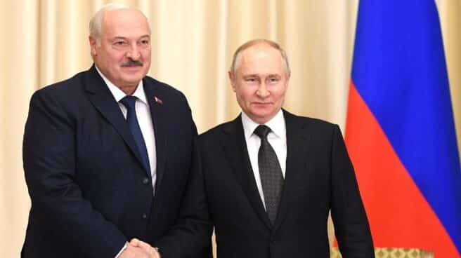 El presidente ruso, Vladimir Putin (R), recibe al presidente de Bielorrusia, Alexander Lukashenko