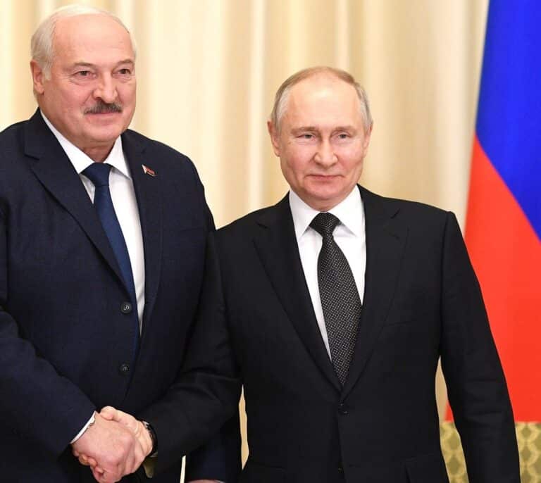 Bielorrusia anuncia que armará 150.000 civiles horas antes del discurso clave de Putin