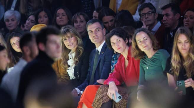 El presidente de Gobierno, Pedro Sánchez, asiste con su esposa, Begoña Gómez Fernández (i), al desfile de la diseñadora Teresa Helbig, en IFEMA Madrid