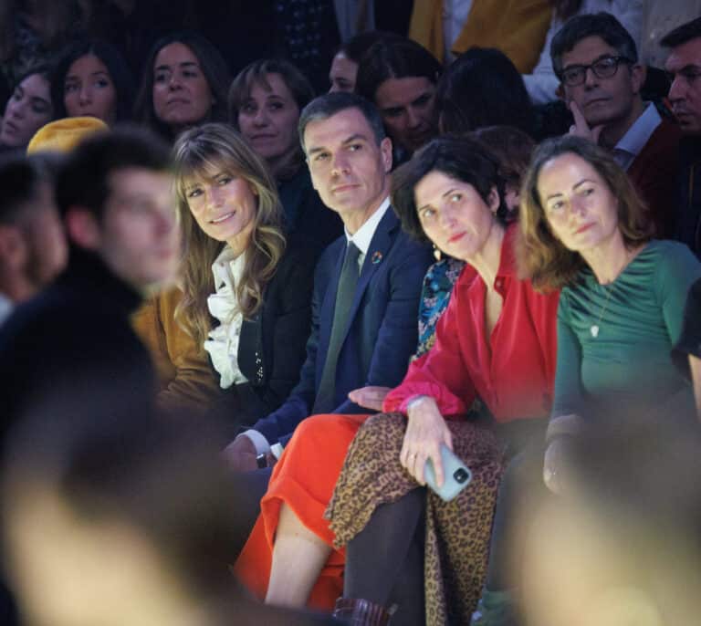 Reciben a Pedro Sánchez con abucheos y gritos de "¡Traidor!" en la Mercedes Fashion Week de Madrid
