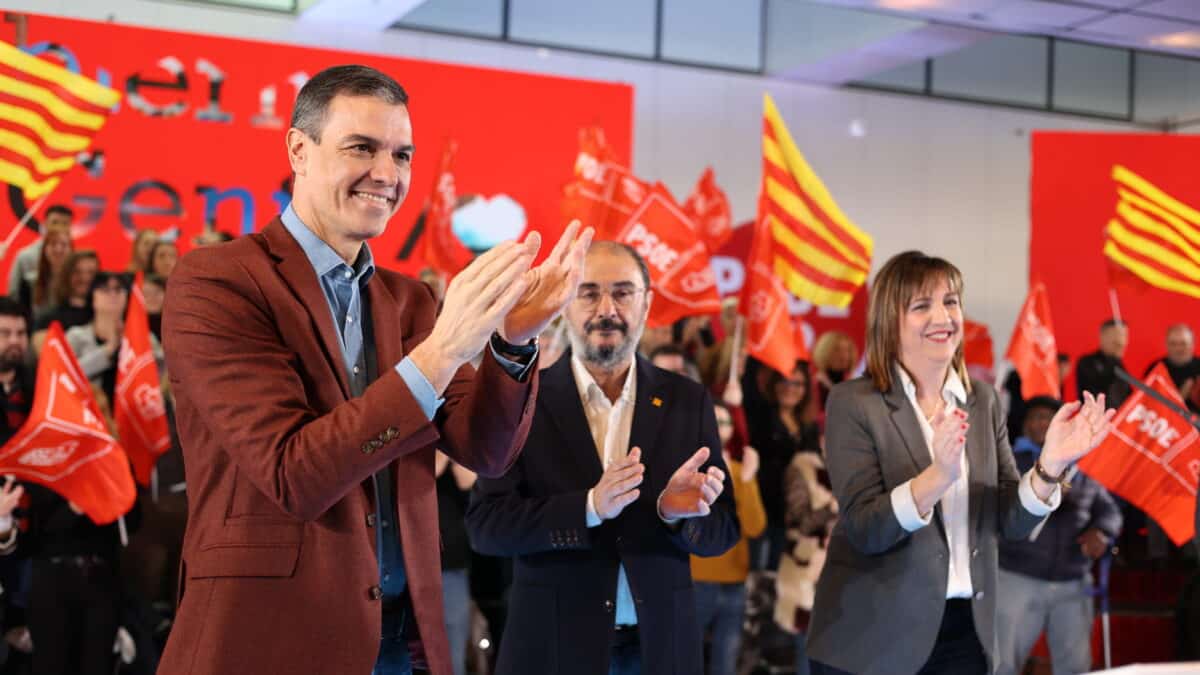 I-D) El presidente del Gobierno, Pedro Sánchez, junto al presidente de Aragón, Javier Lambán, y la candidata del PSOE a la Alcaldía de Zaragoza, Lola Ranera
