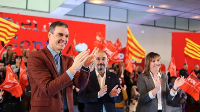 I-D) El presidente del Gobierno, Pedro Sánchez, junto al presidente de Aragón, Javier Lambán, y la candidata del PSOE a la Alcaldía de Zaragoza, Lola Ranera
