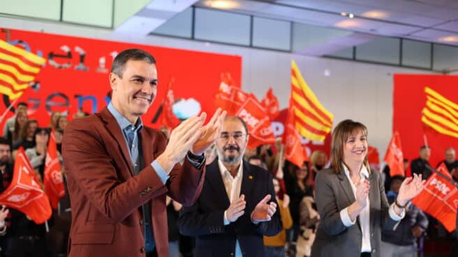Pedro Sánchez inaugura la precampaña del PSOE en Zaragoza I-D) El presidente del Gobierno, Pedro Sánchez, junto al presidente de Aragón, Javier Lambán, y la candidata del PSOE a la Alcaldía de Zaragoza, Lola Ranera