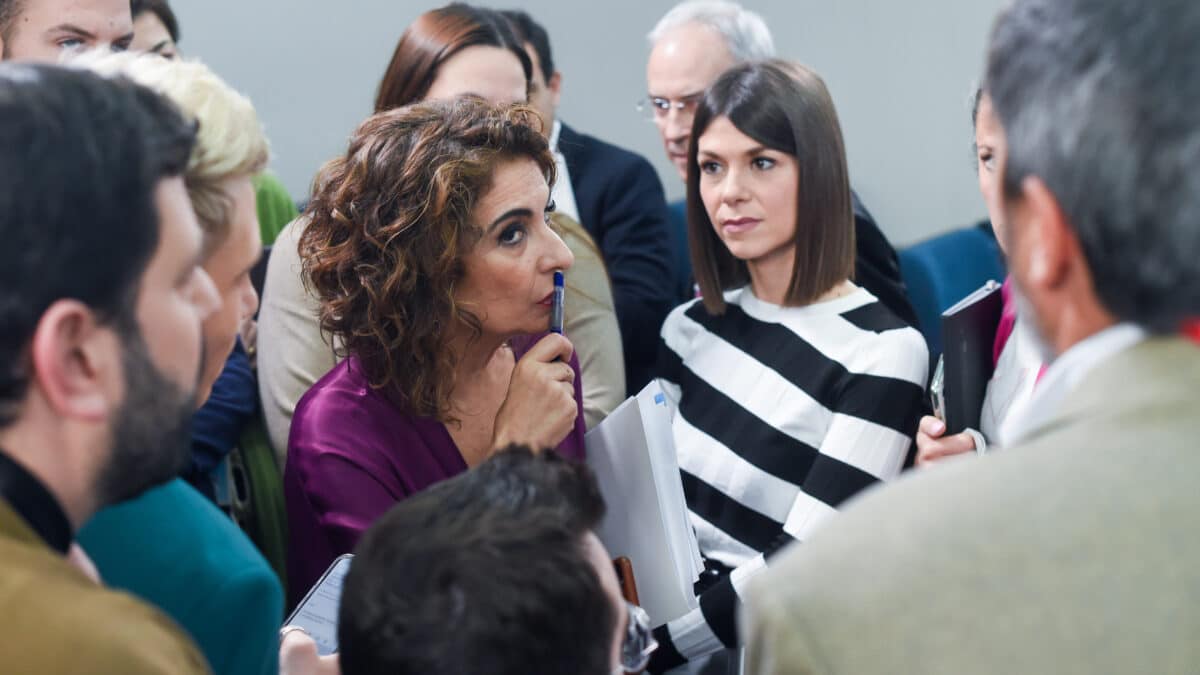 La ministra de Hacienda y Función Pública, María Jesús Montero (c), tras una rueda de prensa posterior al Consejo de Ministros, en el Palacio de La Moncloa, a 21 de febrero de 2023, en Madrid (España). El Consejo de Ministros ha aprobado una partida de 2.520 millones de euros para becas, que llegarán a un millón de alumnos, y un subsidio universal que tendrá un importe de 400 euros para alumnos con necesidades específicas de apoyo educativo para que las familias puedan hacer frente a la subida de precios. El objetivo de esta ayuda es garantizar la igualdad en el acceso a la educación y evitar cualquier obstáculo de naturaleza socioeconómica que dificulte o impida el ejercicio de dicho derecho fundamental. 21 FEBRERO 2023;APROBACIÓN;PARTIDA;MILLONES;EUROS;BECAS;ALUMNOS;NECESIDADES;POLÍTICA;APOYO EDUCATIVO;SUBIDA;PRECIOS;IGUALDAD;ACCESO;EDUCACIÓN Gustavo Valiente / Europa Press 21/2/2023