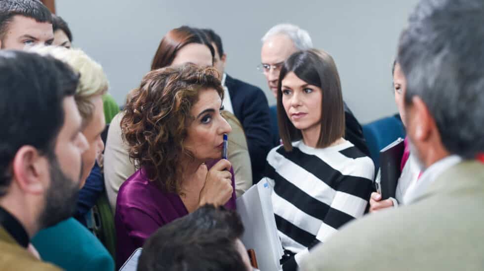 La ministra de Hacienda y Función Pública, María Jesús Montero (c), tras una rueda de prensa posterior al Consejo de Ministros, en el Palacio de La Moncloa, a 21 de febrero de 2023, en Madrid (España). El Consejo de Ministros ha aprobado una partida de 2.520 millones de euros para becas, que llegarán a un millón de alumnos, y un subsidio universal que tendrá un importe de 400 euros para alumnos con necesidades específicas de apoyo educativo para que las familias puedan hacer frente a la subida de precios. El objetivo de esta ayuda es garantizar la igualdad en el acceso a la educación y evitar cualquier obstáculo de naturaleza socioeconómica que dificulte o impida el ejercicio de dicho derecho fundamental. 21 FEBRERO 2023;APROBACIÓN;PARTIDA;MILLONES;EUROS;BECAS;ALUMNOS;NECESIDADES;POLÍTICA;APOYO EDUCATIVO;SUBIDA;PRECIOS;IGUALDAD;ACCESO;EDUCACIÓN Gustavo Valiente / Europa Press 21/2/2023
