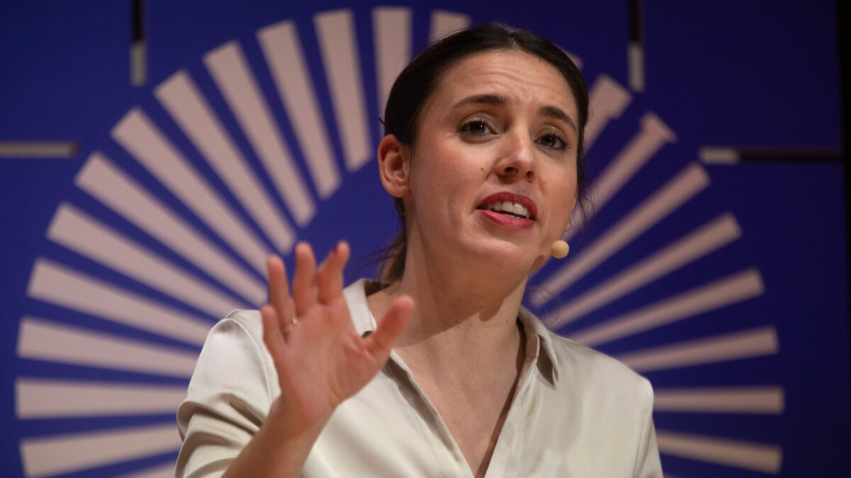 La ministra de Igualdad, Irene Montero, responde a una joven durante la inauguración del Encuentro Internacional Feminista 'We call it feminism. Feminismo para un mundo mejor',