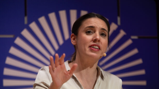 La ministra de Igualdad, Irene Montero, responde a una joven durante la inauguración del Encuentro Internacional Feminista 'We call it feminism. Feminismo para un mundo mejor',