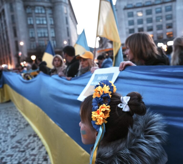 España se tiñe de azul y amarillo en solidaridad con Ucrania