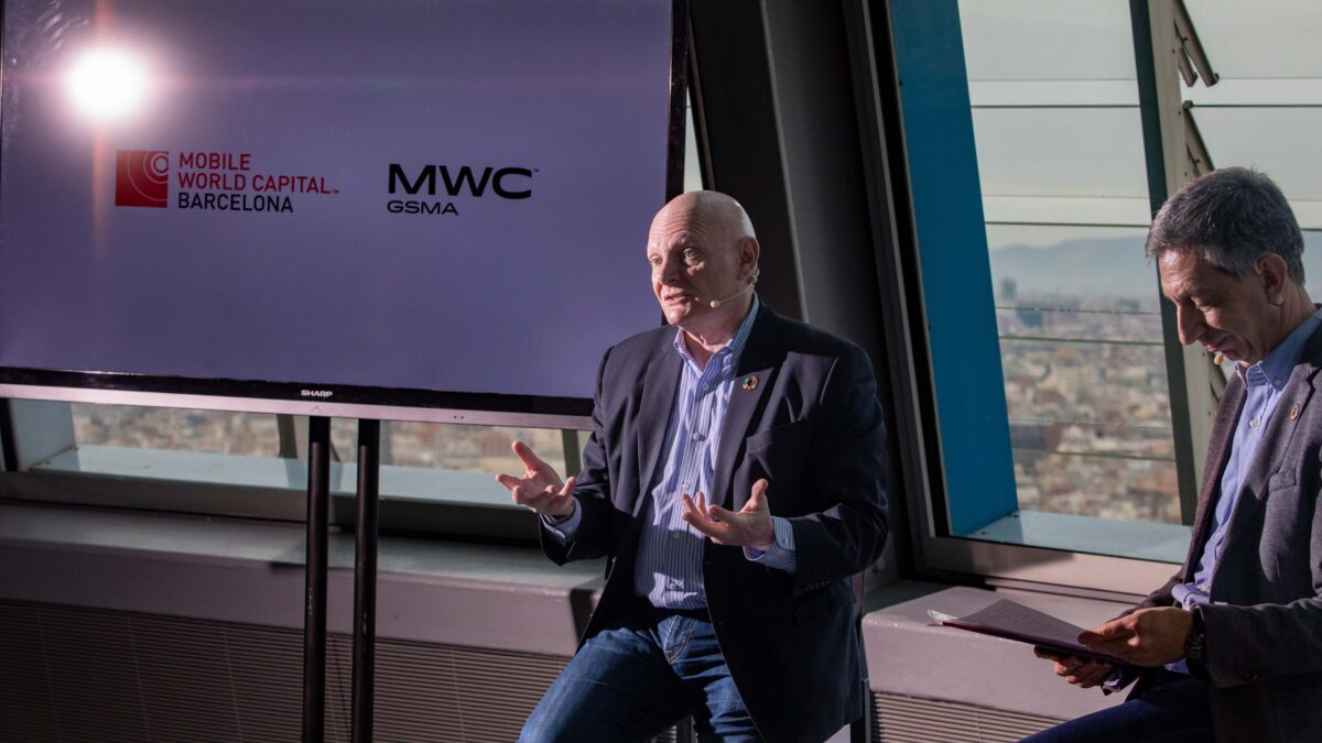 El ceo de GSMA, John Hoffman, interviene en un encuentro en el marco del MWC 2023