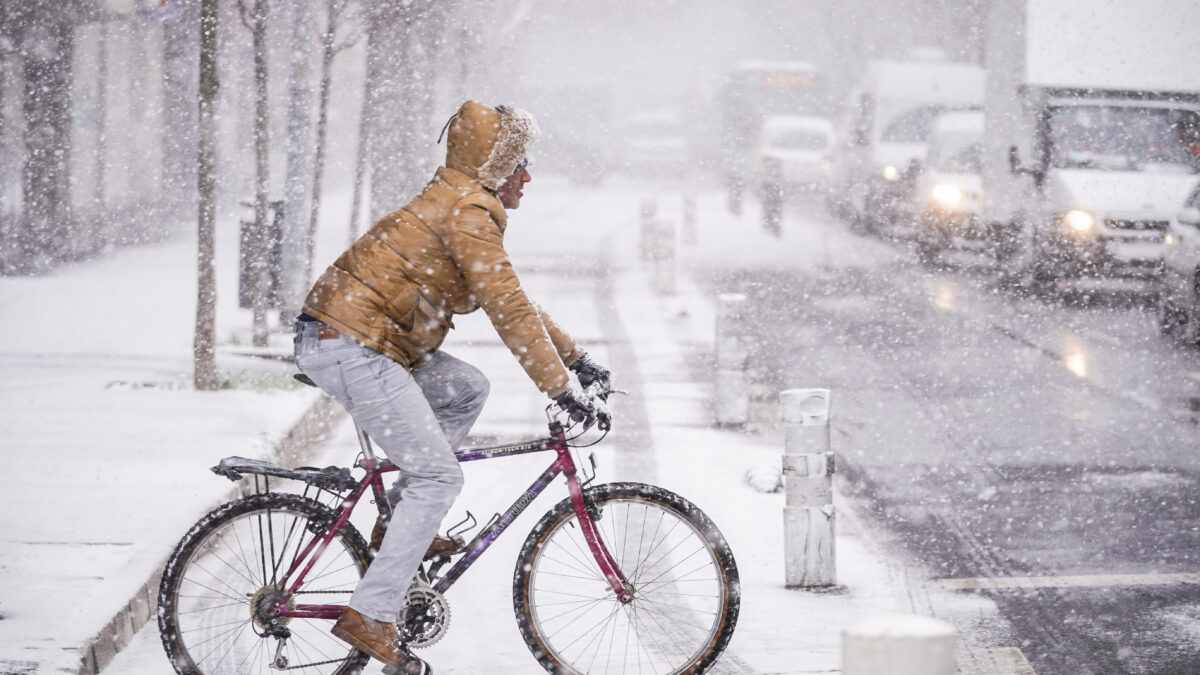 Un ciclista circula por una de las calles de Vitoria-Gasteiz tras la intensa nevada caída sobre la ciudad