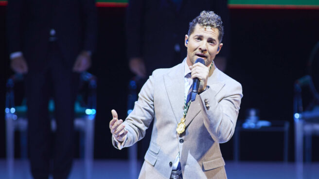 David Bisbal interpreta el Himno de Andalucía en Sevilla. David Bisbal interpreta el Himno de Andalucía en Sevilla.