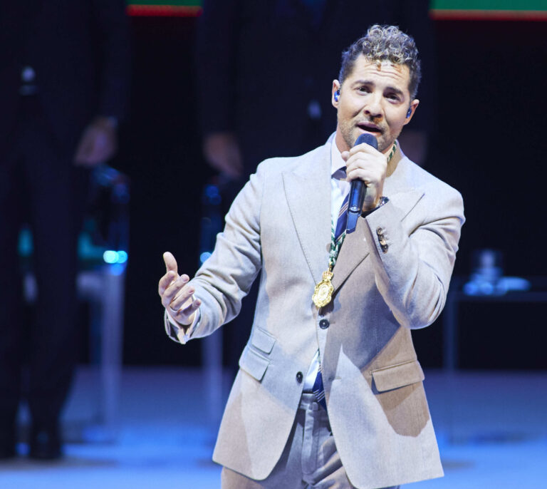 Así ha cantado Bisbal el himno de Andalucía