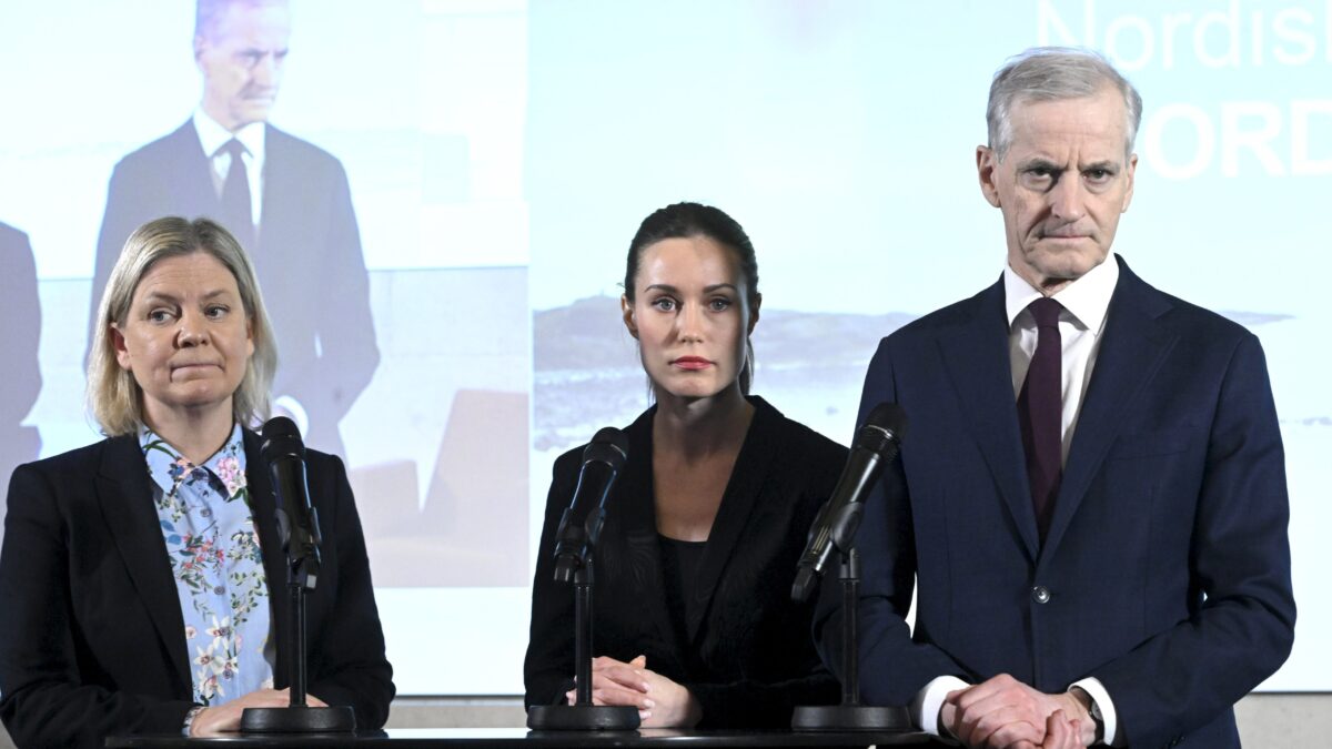 (L-R) la ex primera ministra sueca y líder del Partido Socialdemócrata Sueco Magdalena Andersson, la primera ministra finlandesa Sanna Marin y el primer ministro noruego Jonas Gahr Store