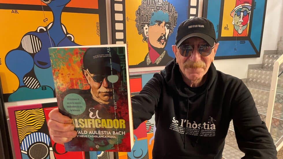 Oswald Aulèstia posa junto a su libro
