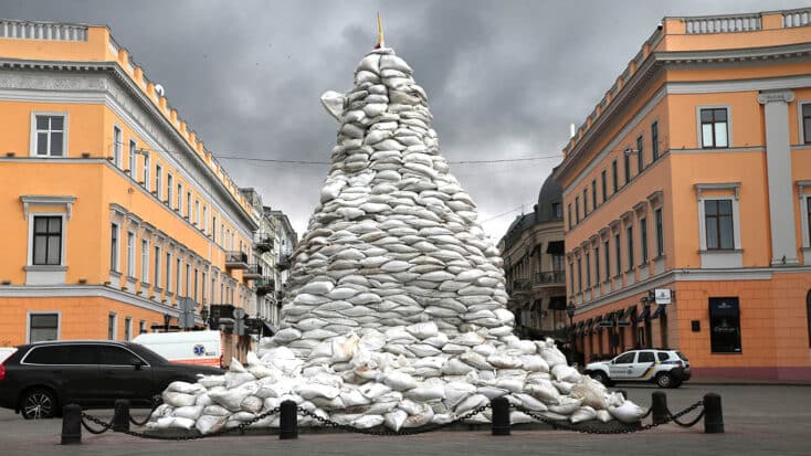 El monumento del Duque de Richelieu cubierto este domingo con sacos de arena en la ciudad ucraniana de Odesa.