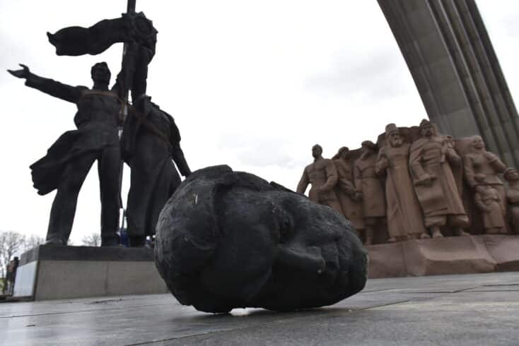 La cabeza del obrero ruso del monumento a la amistad ucraniano-rusa, por los suelos, en Kiev.