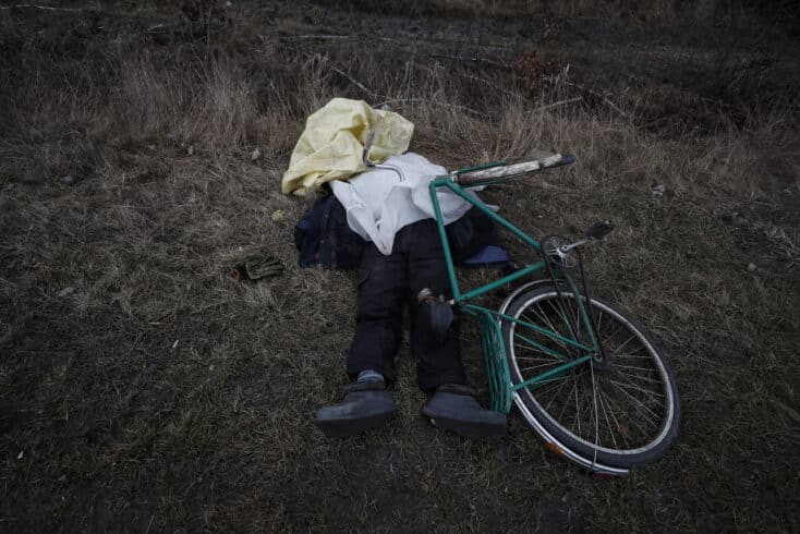 Una víctima ucraniana a las afueras de Irpin.