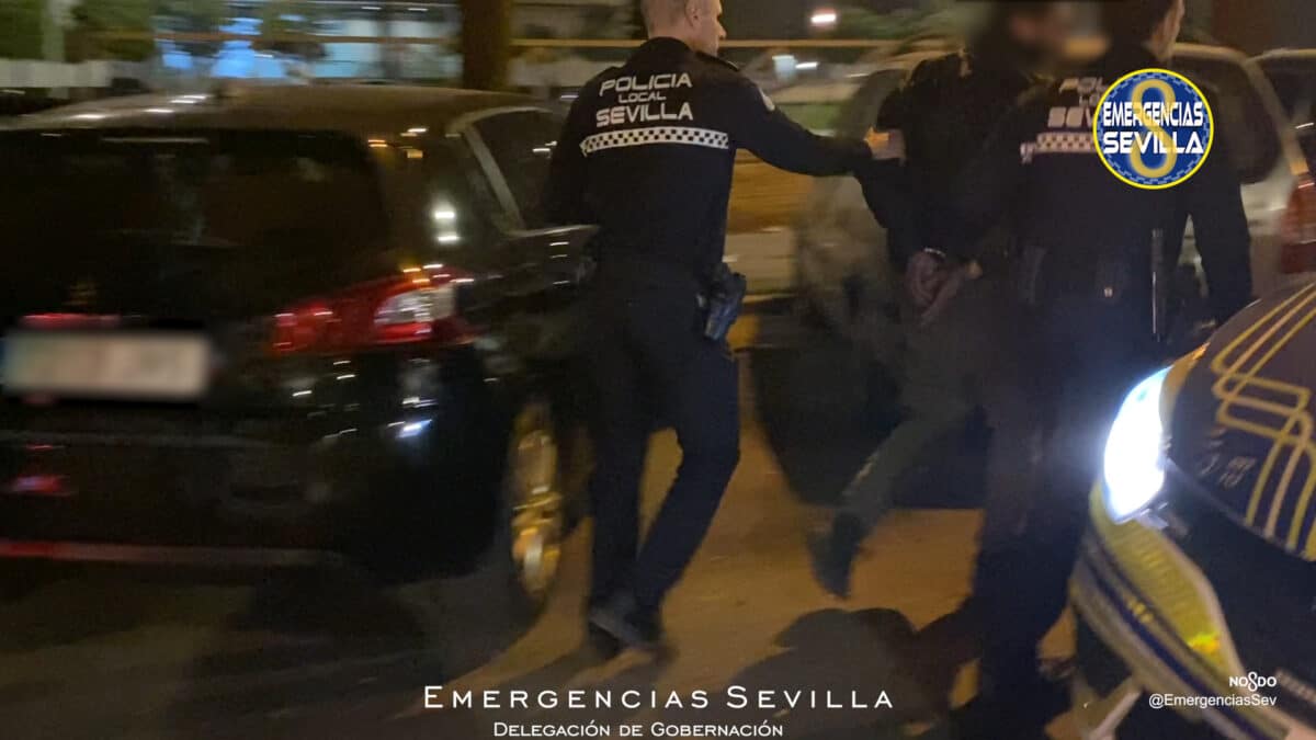 La Policía Local de Sevilla detiene a un hombre que trataba de robar en un coche frente a la Jefatura de Policía