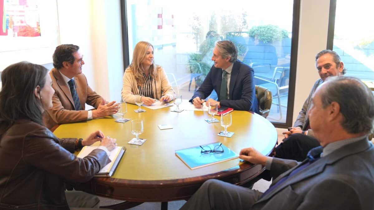 El presidente de la patronal CEOE, Antonio Garamendi (2i), se reúne con los coordinadores del programa electoral del PP, Carmen Fúnez (3i) e Íñigo de la Serna (3d), este pasado 2 de febrero de 2023.