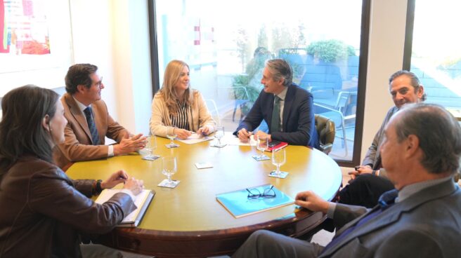 Garamendi_Serna_Funez El presidente de la patronal CEOE, Antonio Garamendi (2i), se reúne con los coordinadores del programa electoral del PP, Carmen Fúnez (3i) e Íñigo de la Serna (3d), este pasado 2 de febrero de 2023.